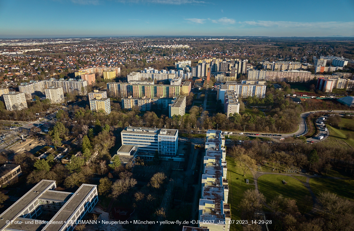07.01.2023 - Luftbilder von der Baustelle Karl-Marx-Ring 11-21 und Kurt-Eisner-Straße in Neuperlach